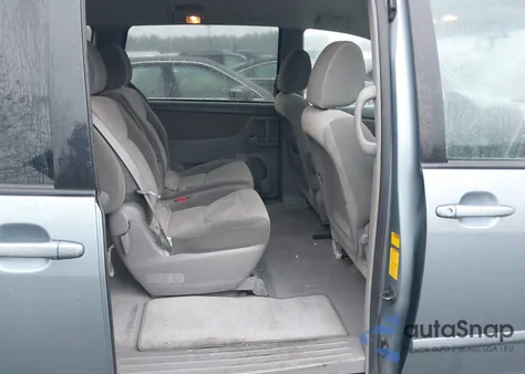 2010 Toyota Sienna Ce/Le z USA, uszkodzony, nr VIN 5TDKK4CC8AS324618